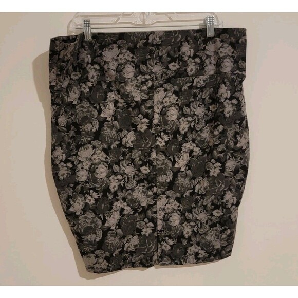 Torrid Womens Mini Pencil Skirt Size 2X Dark Romantic Floral Whimsigoth - Picture 2 of 6